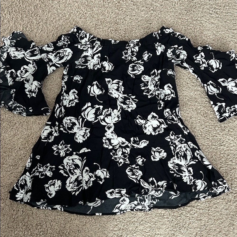 Olivaceous Black and White Floral Top